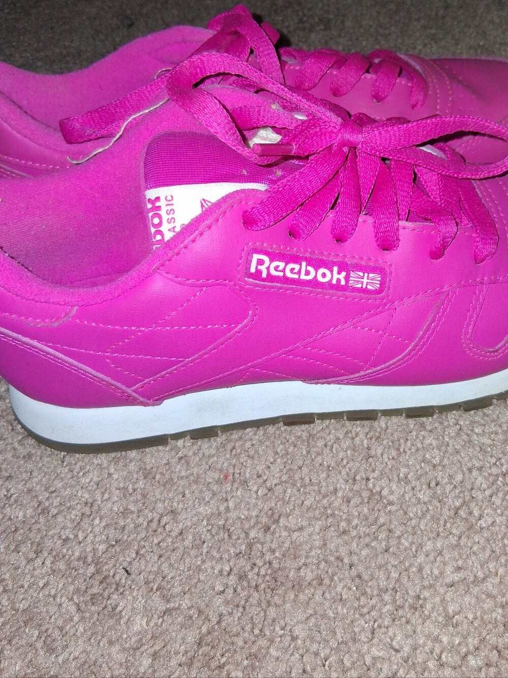 Like New Reebok Size 8 Women’s Bright Pink Low-Top Lace-Up Sneakers - Picture 4 of 8